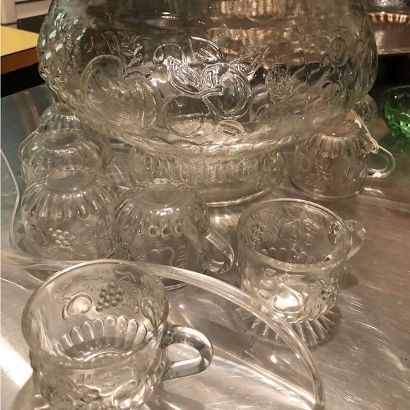 3486 VTG Punch Bowl Large Clear Glass Fruit Pattern  12 Cups 1 Plastic Ladle - Picture 6 of 13